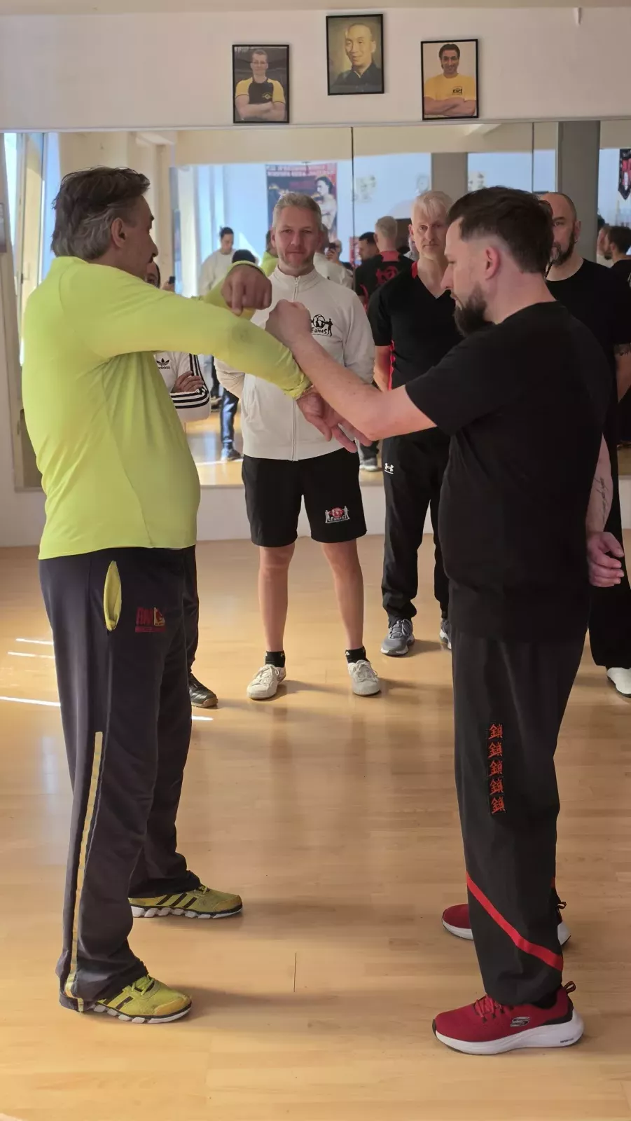 Zwei Männer üben Chi Sao im Wing-Tzun-Training